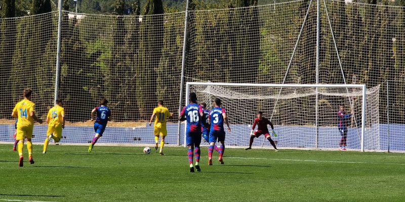 El Orihuela CF mejora pero pierde en el debut de Machuca