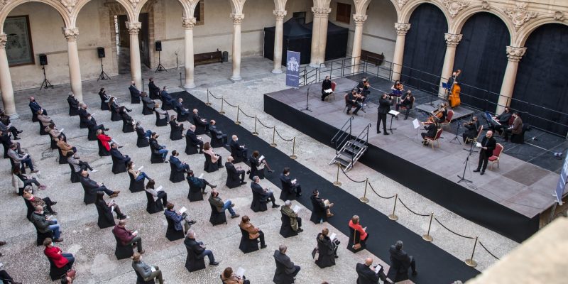 Casi 200 personas aplaudieron el Stabat Mater en el claustro de Santo Domingo