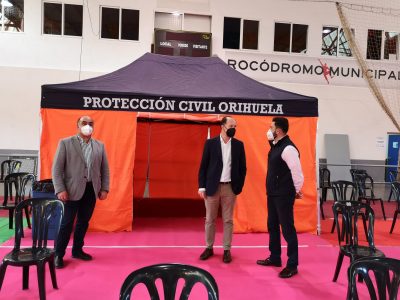 Orihuela inicia la vacunación a docentes y personal de centros