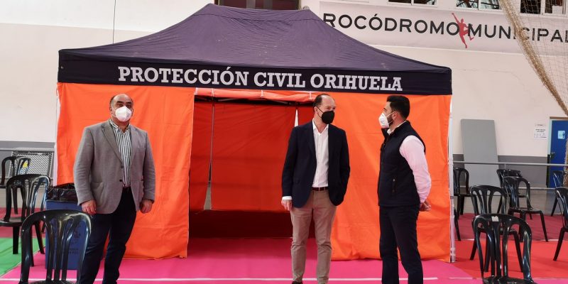 Orihuela inicia la vacunación a docentes y personal de centros