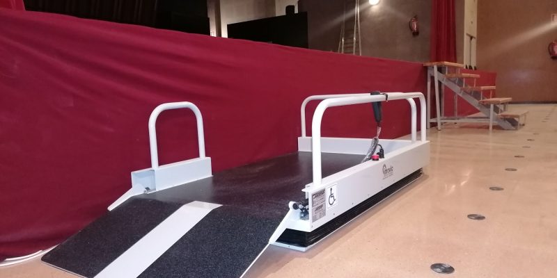 Rafal adapta el Auditorio Municipal a personas con movilidad reducida y problemas de audición