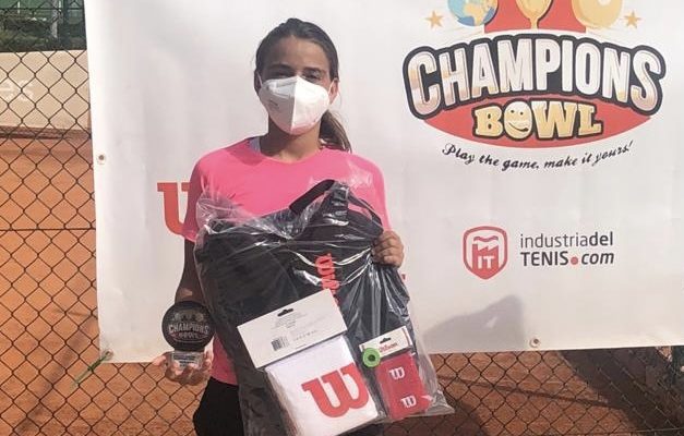 Charo Esquiva, tenista del CT Torrevieja, gana en Silla