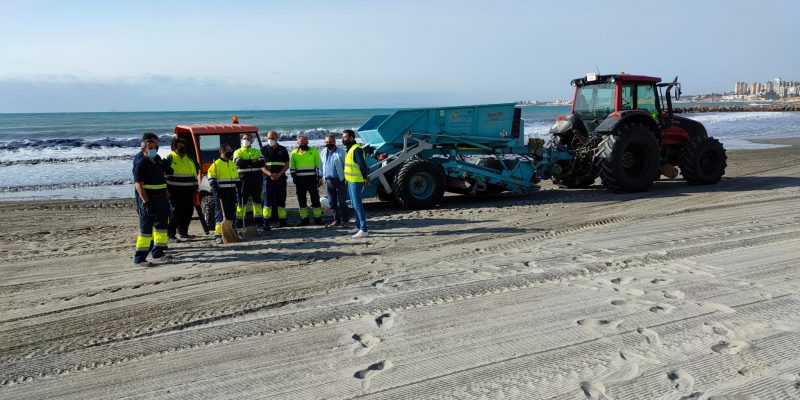 intensifican la limpieza en las playas y paseos marítimos de litoral oriolano