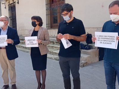 PSOE y Cambiemos Orihuela se concentran contra la gestión de la Diputación