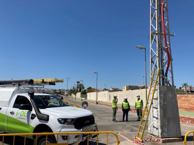 Retiran una línea eléctrica del aparcamiento del Hospital de Torrevieja