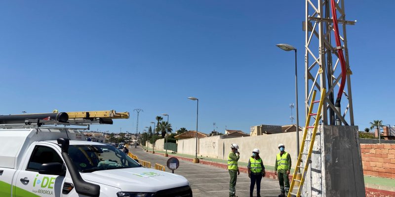 Retiran una línea eléctrica del aparcamiento del Hospital de Torrevieja