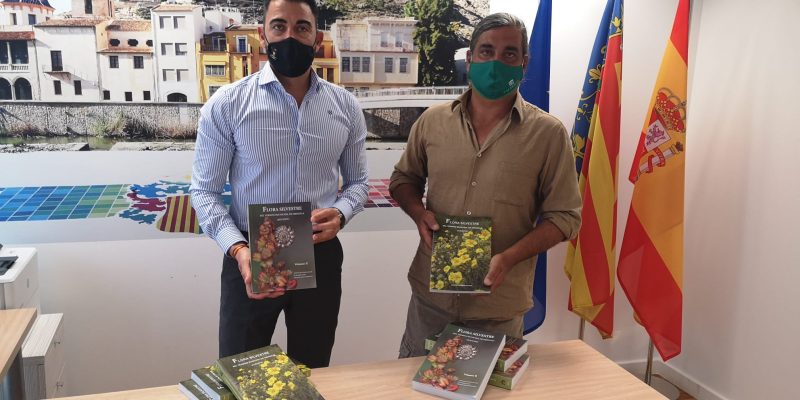 Orihuela publica otra edición del libro 'Flora Silvestre' y tres guías de campo