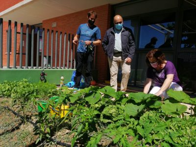 El edil de Agricultura de Orihuela visita el huerto escolar del CEIP de Torremendo