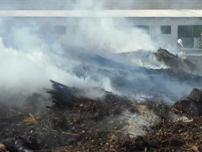 Un incendio en una nave municipal desata la alarma en Orihuela