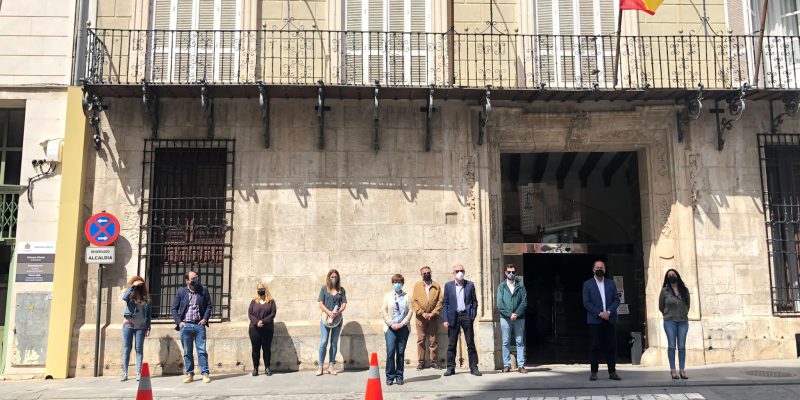 Orihuela guarda un minuto de silencio en recuerdo de la última víctima de violencia de genero de Sagunto