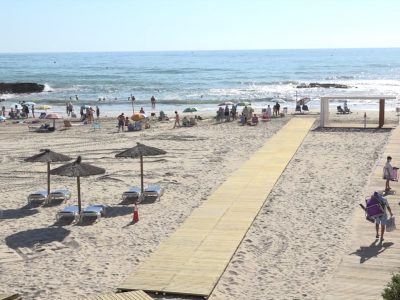 Las 11 playas de Orihuela lucirán por cuarto año seguido las Banderas Azules