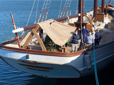 El alcalde de Torrevieja visita en Huelva la restauración del 'Pascual Flores'