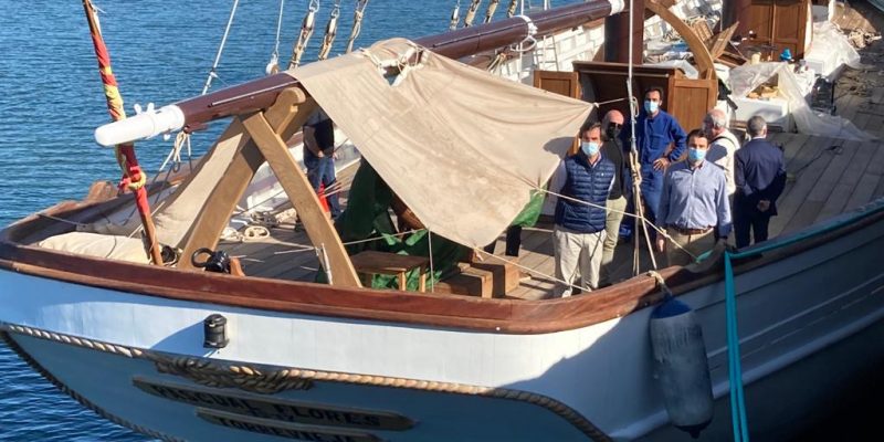 El alcalde de Torrevieja visita en Huelva la restauración del 'Pascual Flores'