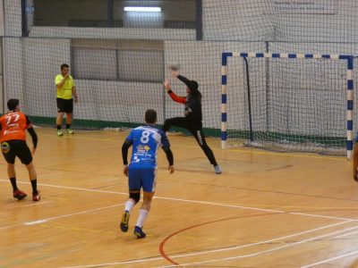 El Balonmano Torrevieja Salud supera con dificultades al Mislata (27-24)
