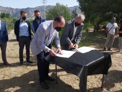 Orihuela y la UMH firman un convenio para mantener y fomentar el Palmetum
