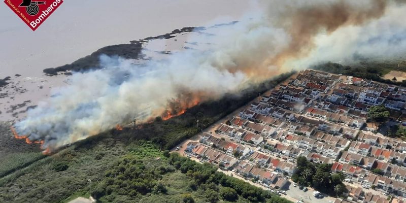 Declarado un incendio en el Parque Natural Lagunas de la Mata en Torrevieja
