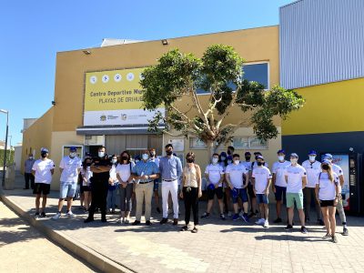 Jóvenes desempleados realizan labores de apoyo en las playas de Orihuela
