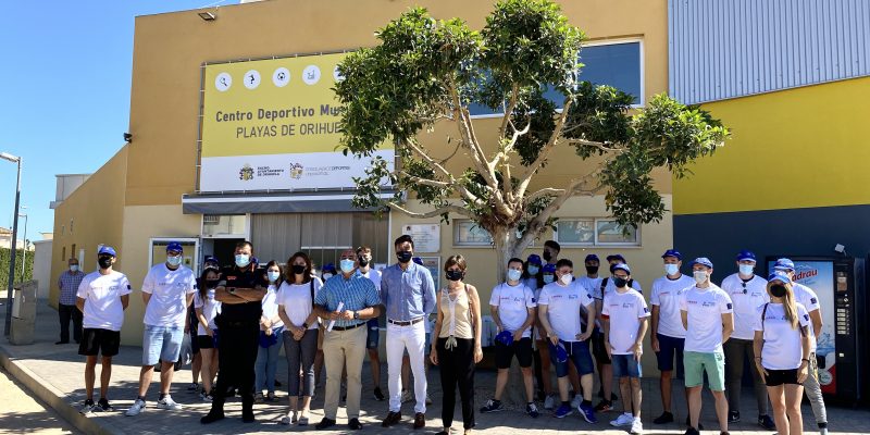 Jóvenes desempleados realizan labores de apoyo en las playas de Orihuela