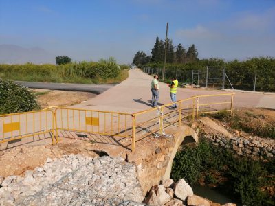 Asfaltan tres caminos afectados por la DANA en Orihuela
