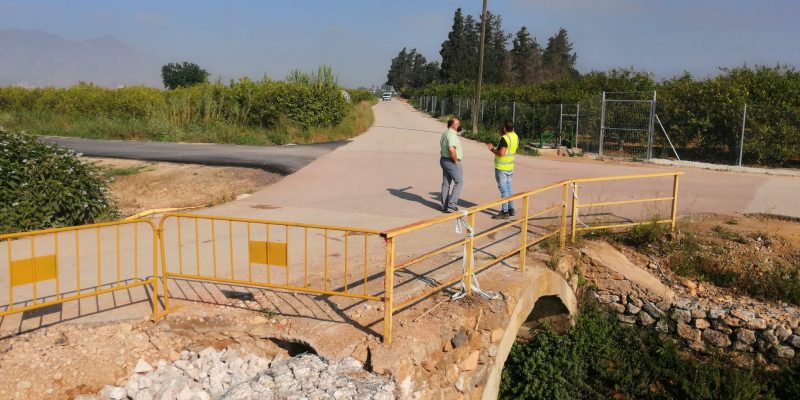 Asfaltan tres caminos afectados por la DANA en Orihuela