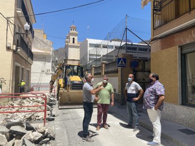 Orihuela remodela y pavimenta las aceras en Santiago, Capuchinos y Plaza Monserrate