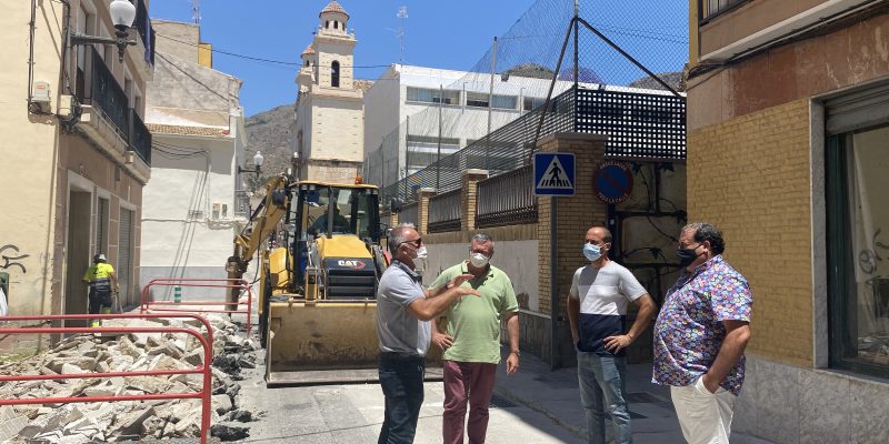 Orihuela remodela y pavimenta las aceras en Santiago, Capuchinos y Plaza Monserrate