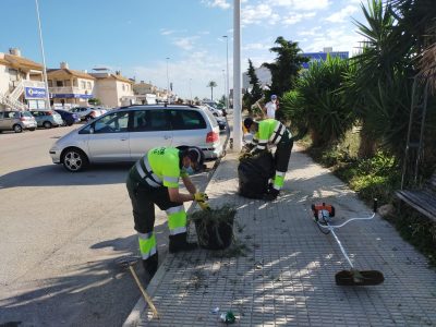 Orihuela refuerza el desbroce y la limpieza de calles en su costa