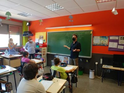 El dibujante de Tadeo Jones visita el Colegio de Hurchillo