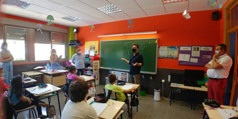 El dibujante de Tadeo Jones visita el Colegio de Hurchillo