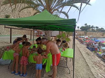 Conciencian sobre el reciclaje de plástico en las playas de Orihuela