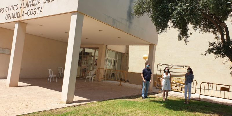 Orihuela repara la fachada del Centro Cívico de Mayores 'Alameda del Mar'