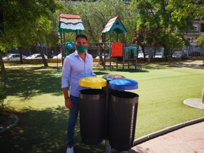 Orihuela instala papeleras de preselección junto a los parques infantiles