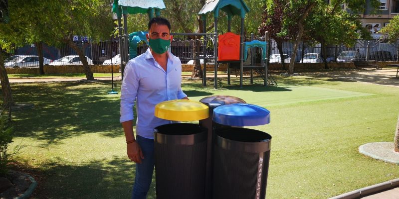 Orihuela instala papeleras de preselección junto a los parques infantiles