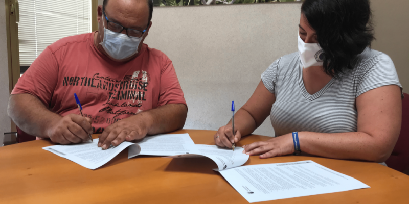 Albatera firma un convenio con la Asociación de Productores de Breva