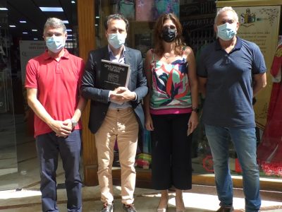 Orihuela decora los escaparates de sus comercios con motivos de Moros y Cristianos