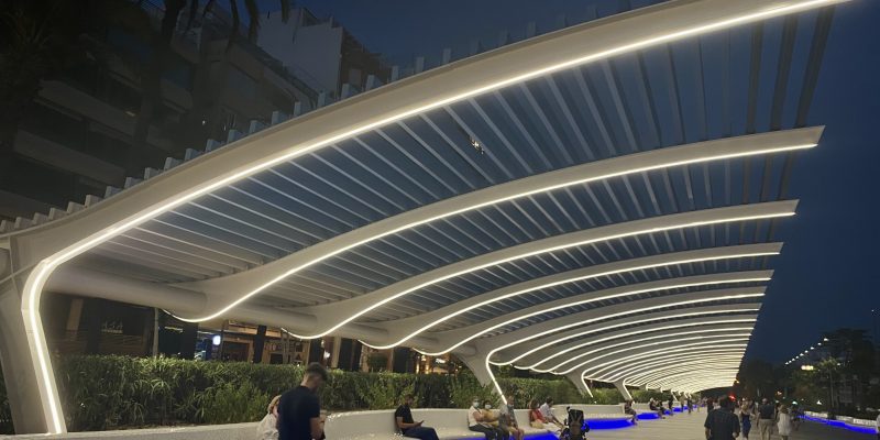 Nueva iluminación LED para la pérgola del Paseo Vista Alegre de Torrevieja