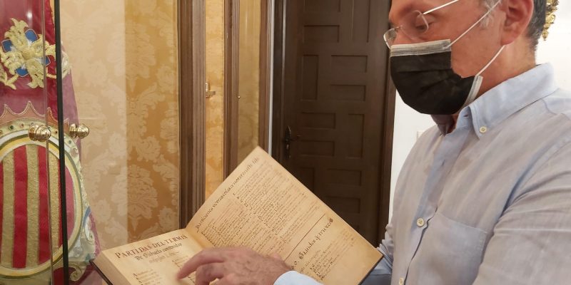 Orihuela recibe el apoyo del Consell para recuperar el 'Llibre de Repartiments'