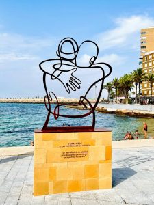 Torrevieja dedica una escultura a las víctimas de la COVID-19