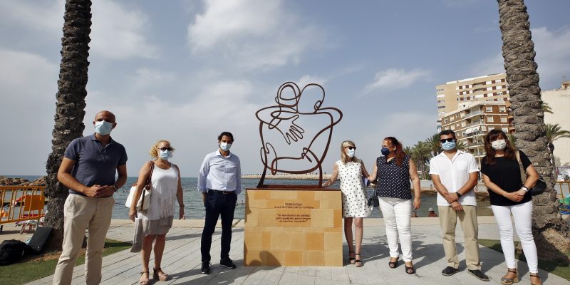 Torrevieja dedica una escultura a las víctimas de la COVID-19