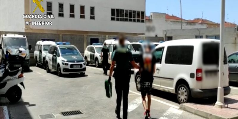 Detienen dos veces en Torrevieja a un hombre por cometer diez robos