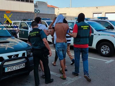 La Guardia Civil detiene en Torrevieja a un grupo criminal formado por 11 personas que tenía un negocio de viviendas usurpadas. Primero se las apropiaban ellos, después las reacondicionaban “enganchando” la luz y el agua, y después las vendían a terceros a precios ínfimos. Las que no usaban para vender, las utilizaban con punto de cultivo y venta de drogas, uno de ellos, cercano a un colegio de primaria