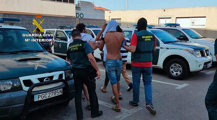 La Guardia Civil detiene en Torrevieja a un grupo criminal formado por 11 personas que tenía un negocio de viviendas usurpadas. Primero se las apropiaban ellos, después las reacondicionaban “enganchando” la luz y el agua, y después las vendían a terceros a precios ínfimos. Las que no usaban para vender, las utilizaban con punto de cultivo y venta de drogas, uno de ellos, cercano a un colegio de primaria
