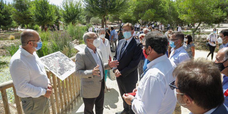 El conseller Arcadi España (izquierda), junto con Ximo Puig (derecha) y alcaldes de la comarca