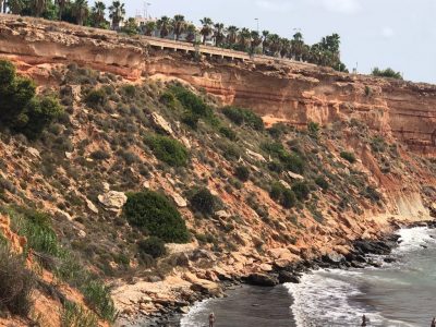 El PSOE de Orihuela alerta de la falta de señalización en los acantilados de Aguamarina