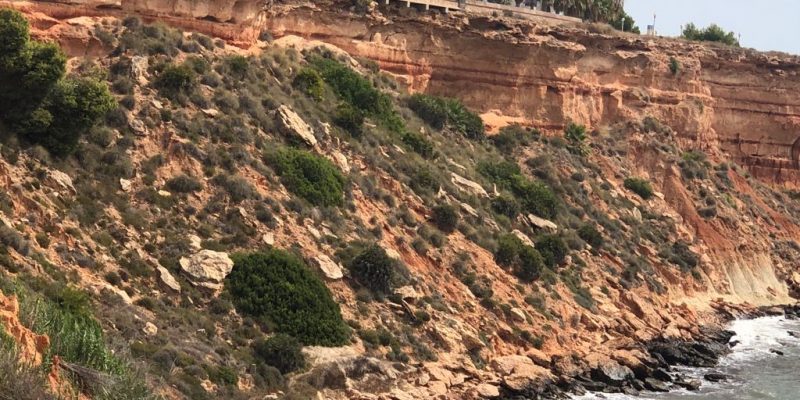 El PSOE de Orihuela alerta de la falta de señalización en los acantilados de Aguamarina