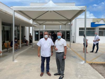 Orihuela instala una carpa de protección solar en el Centro de Salud de la costa