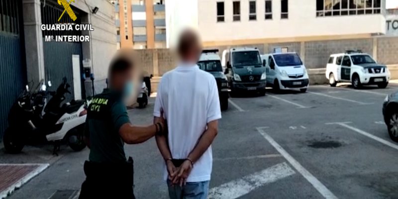 Detienen en Torrevieja a un hombe por robar en un residencial disfrazado de trabajador