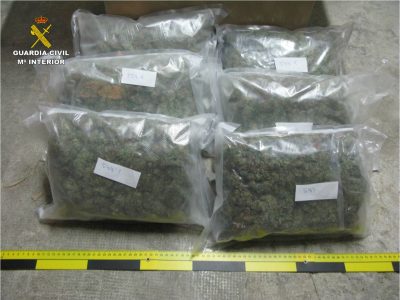 La Guardia Civil incauta 16 kilos de marihuana en dos vehículos en Guardamar del Segura y Villena