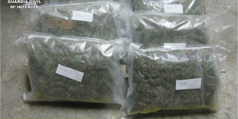 La Guardia Civil incauta 16 kilos de marihuana en dos vehículos en Guardamar del Segura y Villena