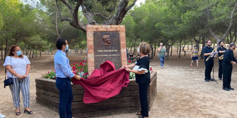 Torrevieja homenajea al exconcejal José Eduardo Gil Rebollo al año de su fallecimiento